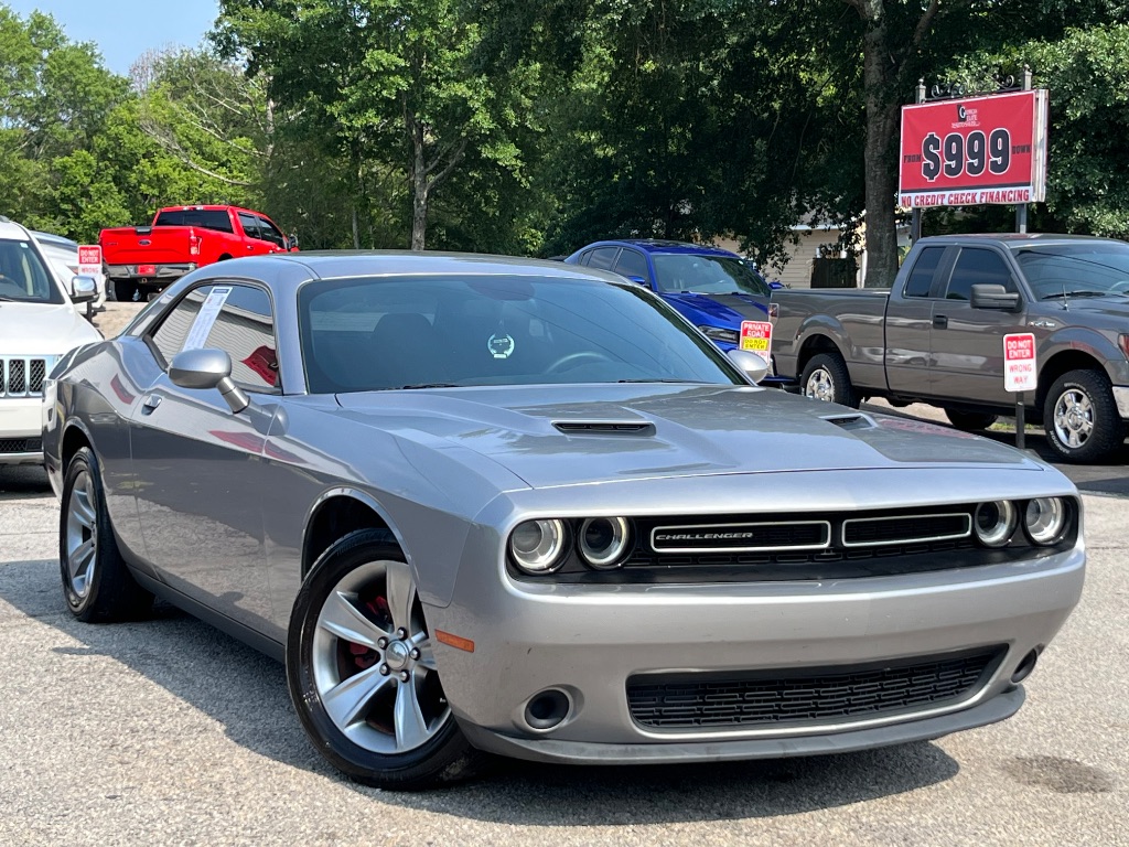 2016 Dodge Challenger SXT's photo